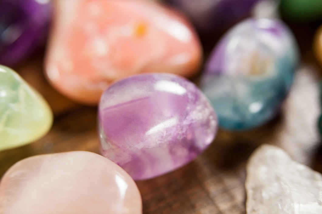 Jak kamienie szlachetne wpływają na naszą energię? Tajemnice i właściwości niebieskich klejnotów