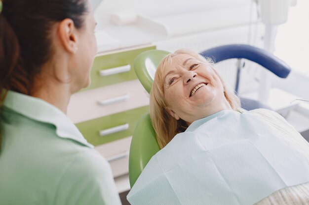 Zalety implantów zębowych dla zdrowia jamy ustnej i pewności siebie