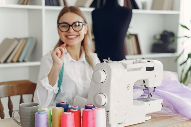 Jak wybrać idealną maszynę do szycia na start: Porady dla hobbystów i pasjonatów szycia