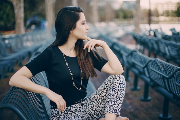 Jak wybrać idealny naszyjnik na wyjątkową okazję?